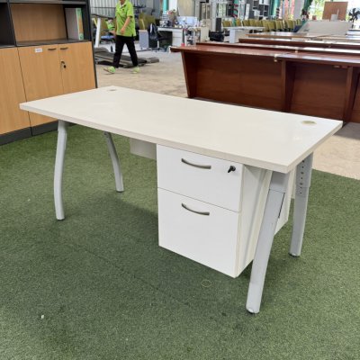 โต๊ะทำงานมีลิ้นชัก