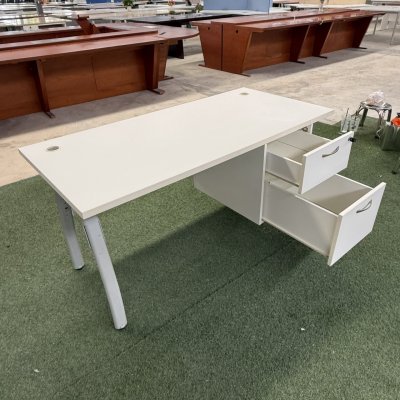 โต๊ะทำงานมีลิ้นชัก