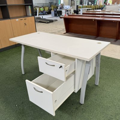 โต๊ะทำงานมีลิ้นชัก