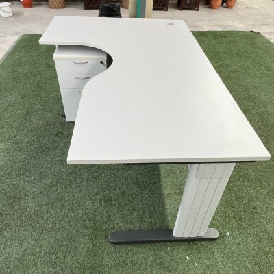 โต๊ะทำงานผู้บริหารทรง L (สีเทาอ่อน)