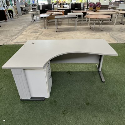 โต๊ะทำงานผู้บริหารทรง L (สีเทาอ่อน)