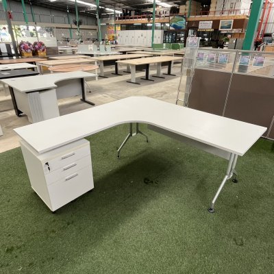 โต๊ะทำงานผู้บริหารทรง L (สีขาว)