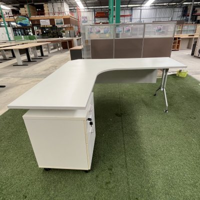 โต๊ะทำงานผู้บริหารทรง L (สีขาว)