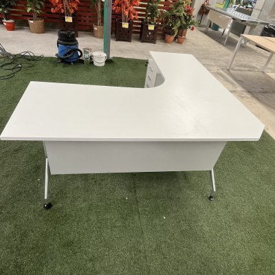 โต๊ะทำงานผู้บริหารทรง L (สีขาว)