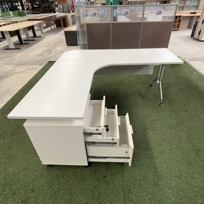 โต๊ะทำงานผู้บริหารทรง L (สีขาว)