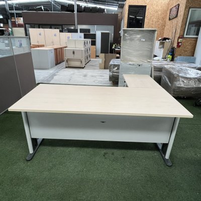 โต๊ะทำงานผู้บริหารทรง L (สีครีม)