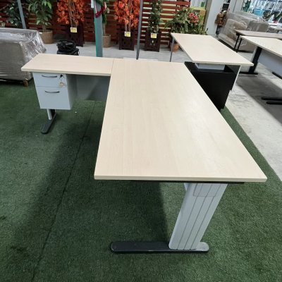 โต๊ะทำงานผู้บริหารทรง L (สีครีม)