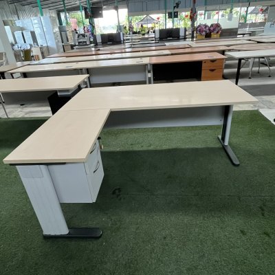 โต๊ะทำงานผู้บริหารทรง L (สีครีม)