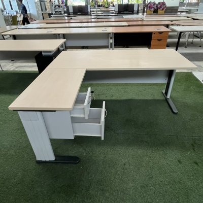 โต๊ะทำงานผู้บริหารทรง L (สีครีม)