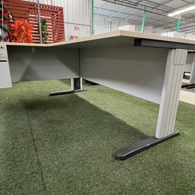 โต๊ะทำงานผู้บริหารทรง L (สีครีม)