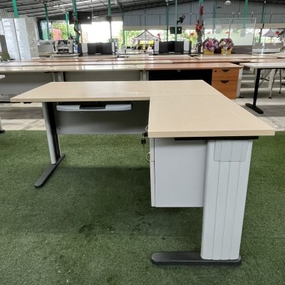 โต๊ะทำงานผู้บริหารทรง L (สีครีม)