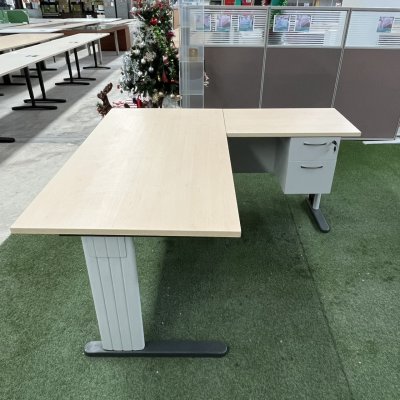 โต๊ะทำงานผู้บริหารทรง L (สีครีม)