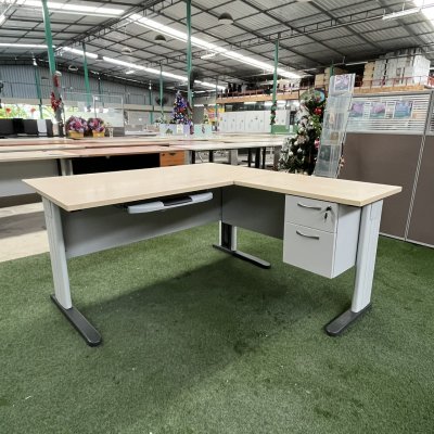 โต๊ะทำงานผู้บริหารทรง L (สีครีม)