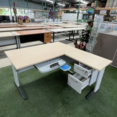 โต๊ะทำงานผู้บริหารทรง L (สีครีม)