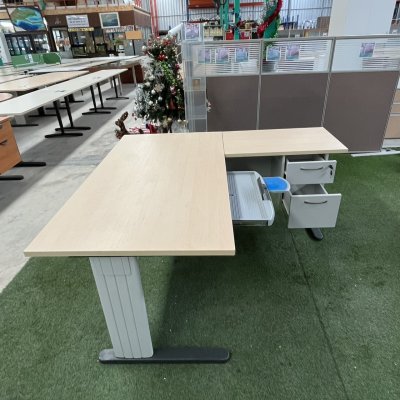 โต๊ะทำงานผู้บริหารทรง L (สีครีม)