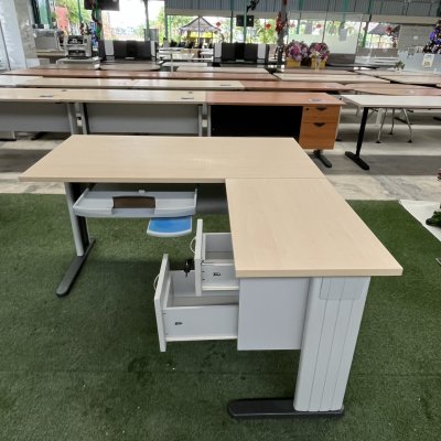 โต๊ะทำงานผู้บริหารทรง L (สีครีม)