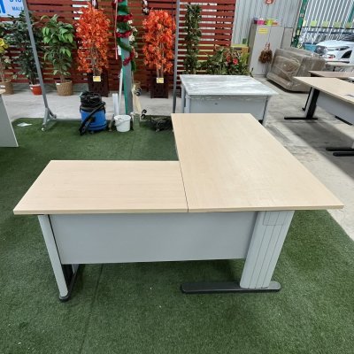 โต๊ะทำงานผู้บริหารทรง L (สีครีม)