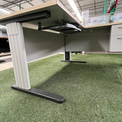 โต๊ะทำงานผู้บริหารทรง L (สีครีม)