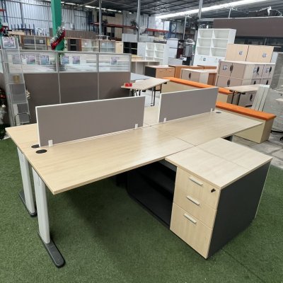 โต๊ะทำงานกลุ่ม 4 ที่นั่งทรง L  (สีครีม)