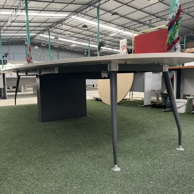 โต๊ะประชุมทรงวงรี