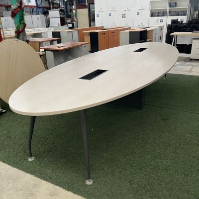 โต๊ะประชุมทรงวงรี