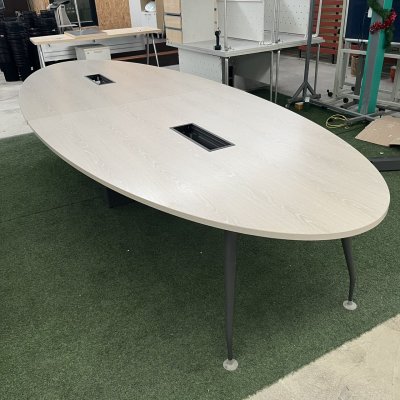 โต๊ะประชุมทรงวงรี