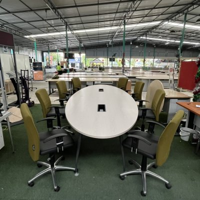 โต๊ะประชุมทรงวงรี