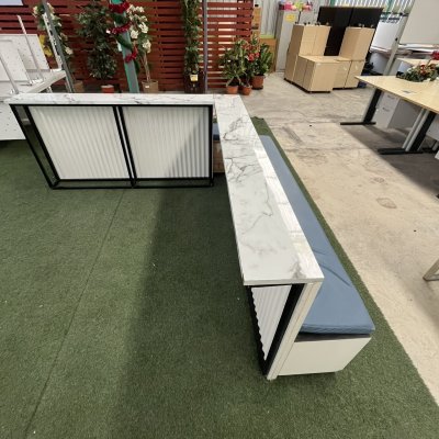 สตูลนั่งคอย เข้ามุม