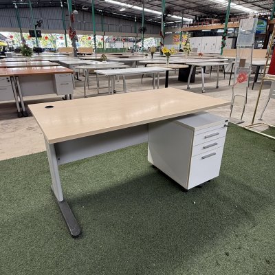 โต๊ะทำงานพร้อมตู้ลิ้นชัก