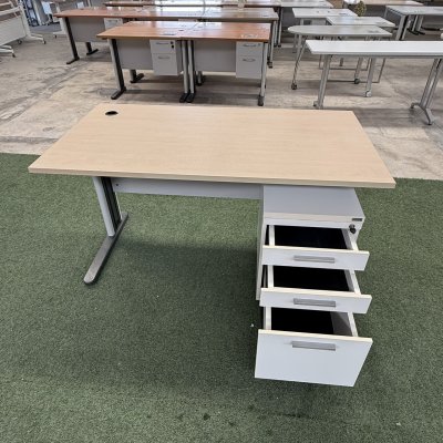 โต๊ะทำงานพร้อมตู้ลิ้นชัก