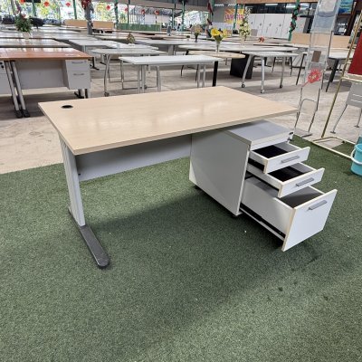 โต๊ะทำงานพร้อมตู้ลิ้นชัก