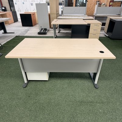 โต๊ะทำงานพร้อมตู้ลิ้นชัก