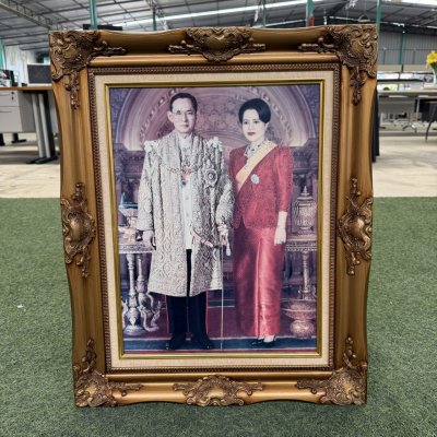 รูปภาพรัชกาลที่ ๙ และ พระราชินี