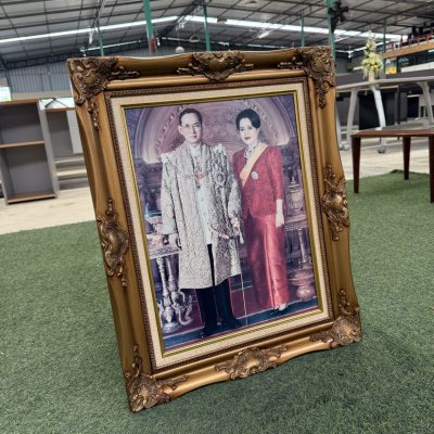 รูปภาพรัชกาลที่ ๙ และ พระราชินี