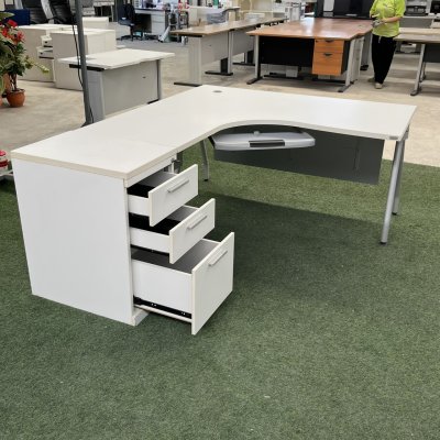 โต๊ะทำงานทรง L