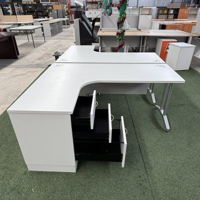 โต๊ะทำงานทรง L