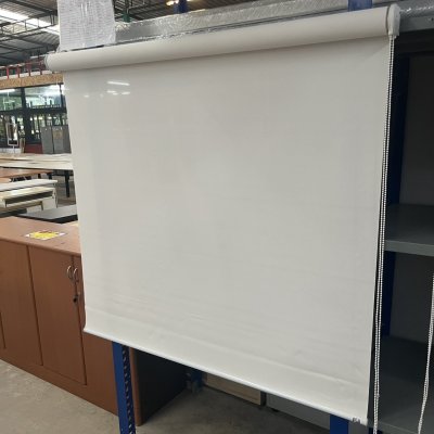 ม่านม้วนสีครีม แบบหนา สภาพสวย
