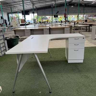 โต๊ะทำงานทรง L