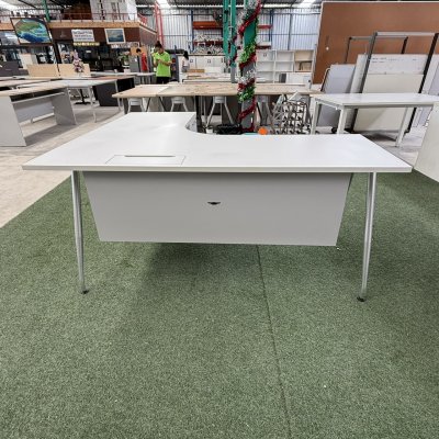 โต๊ะทำงานทรง L