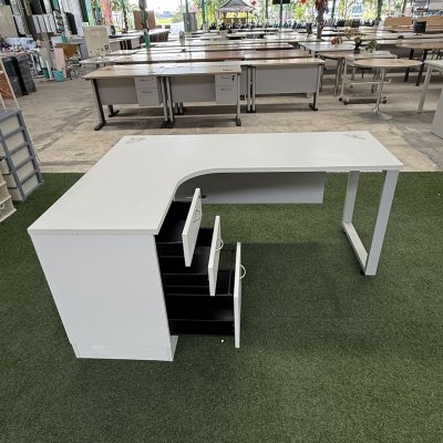 โต๊ะทำงานทรง L