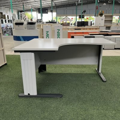 โต๊ะทำงานทรง L (สีเทาอ่อน)