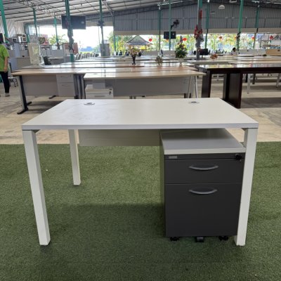 โต๊ะทำงานพร้อมตู้ลิ้นชักใต็โต๊ะ