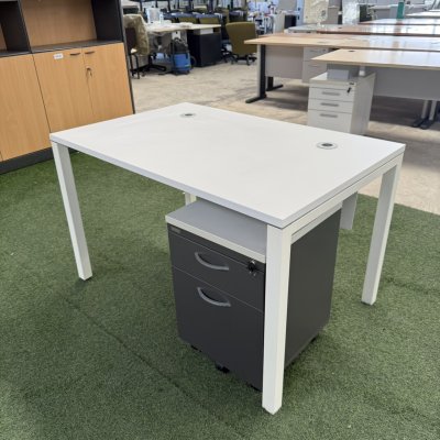 โต๊ะทำงานพร้อมตู้ลิ้นชักใต็โต๊ะ