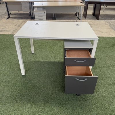 โต๊ะทำงานพร้อมตู้ลิ้นชักใต็โต๊ะ