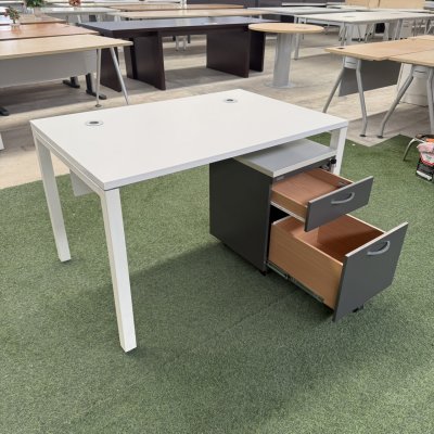 โต๊ะทำงานพร้อมตู้ลิ้นชักใต็โต๊ะ