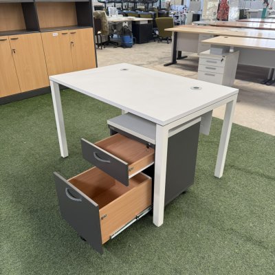 โต๊ะทำงานพร้อมตู้ลิ้นชักใต็โต๊ะ