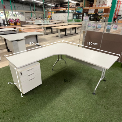 โต๊ะทำงานผู้บริหารทรง L (สีขาว)