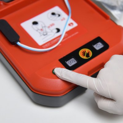 เครื่องกระตุกหัวใจด้วยไฟฟ้าแบบอัตโนมัติ (AED) Yuwell รุ่น HeartSave Y0 รับประกันศูนย์ไทย 2 ปี