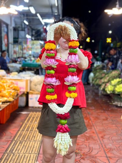 พวงมาลัยพุดใหญ่แซมดอกกุหลาบดอกดาวเรืองดอกบัวมะนาวอุบะพุ่มจำปี