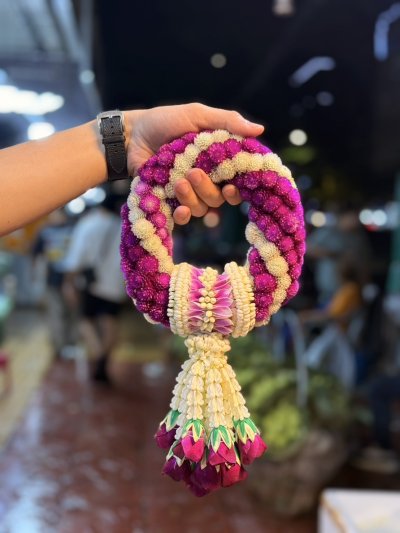 พวงมาลัยบานไม่รู้โรยขัดร้อมาลัยแบนอุบะพุ่มสีม่วง